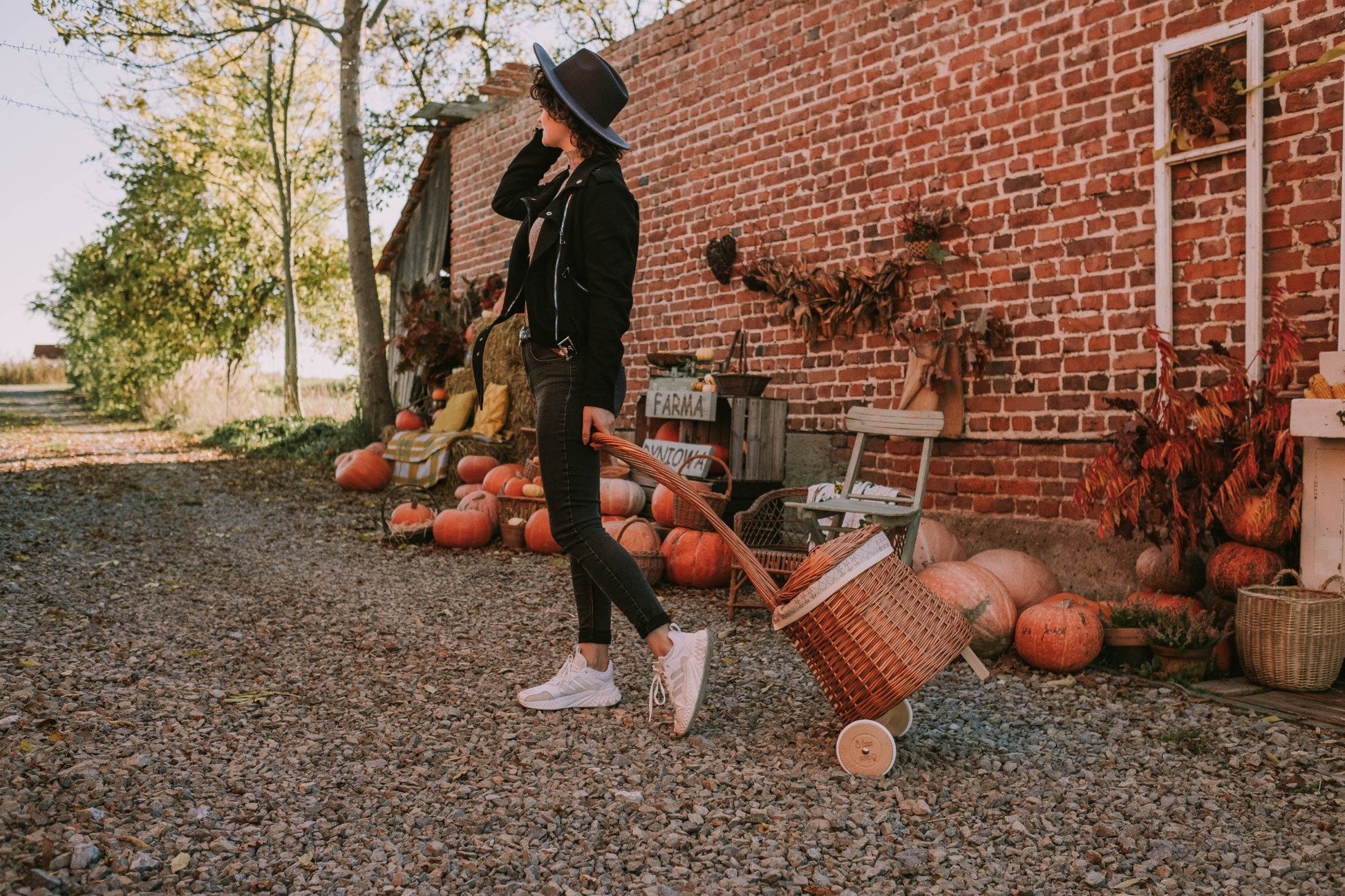 Betula prútený úložný kôš s krémovým podšitím, s rukoväťou a kolieskami TheWickerStories