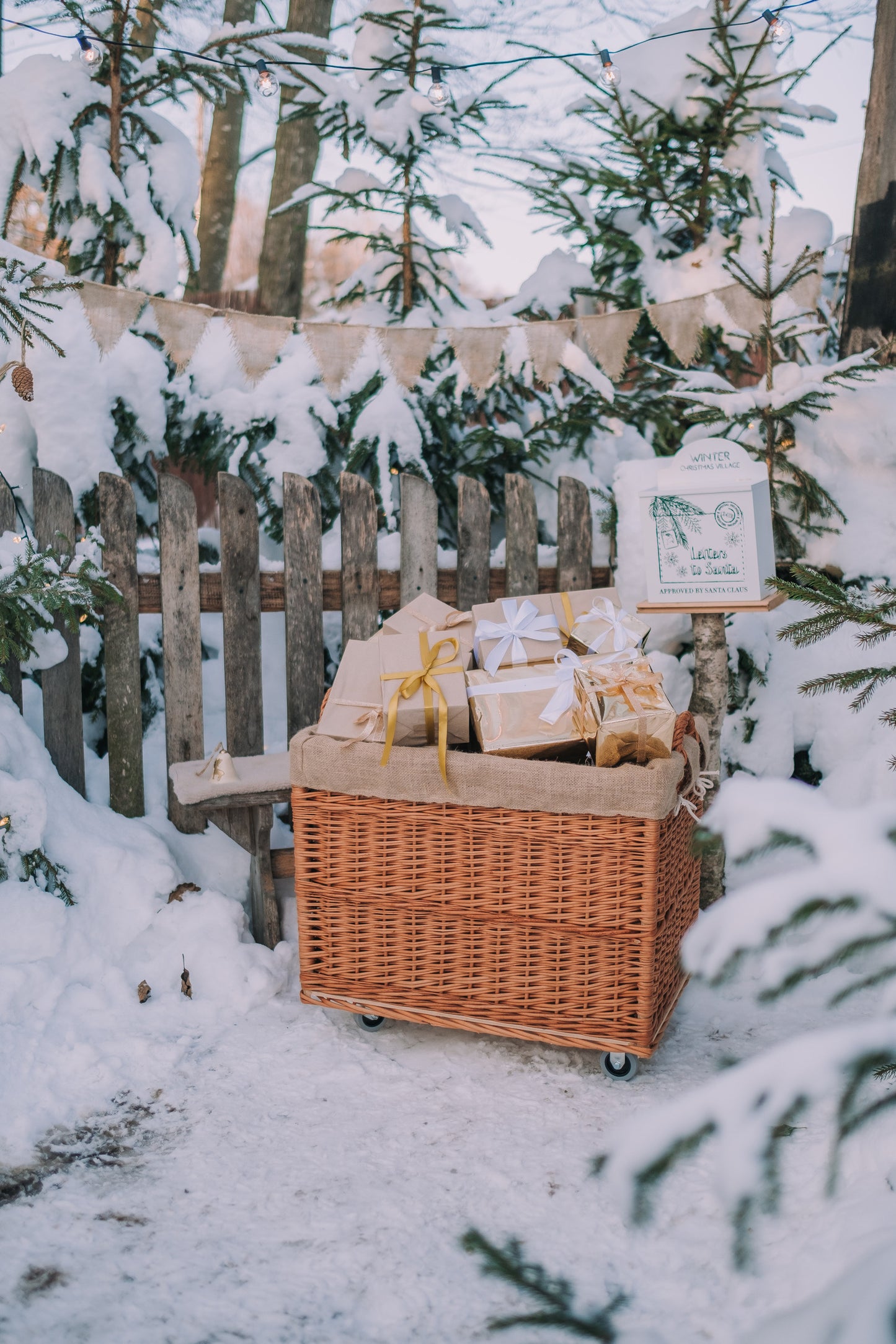 Salux ψάθινο καλάθι για τζάκι με επένδυση από λινάτσα και ροδάκια TheWickerStories