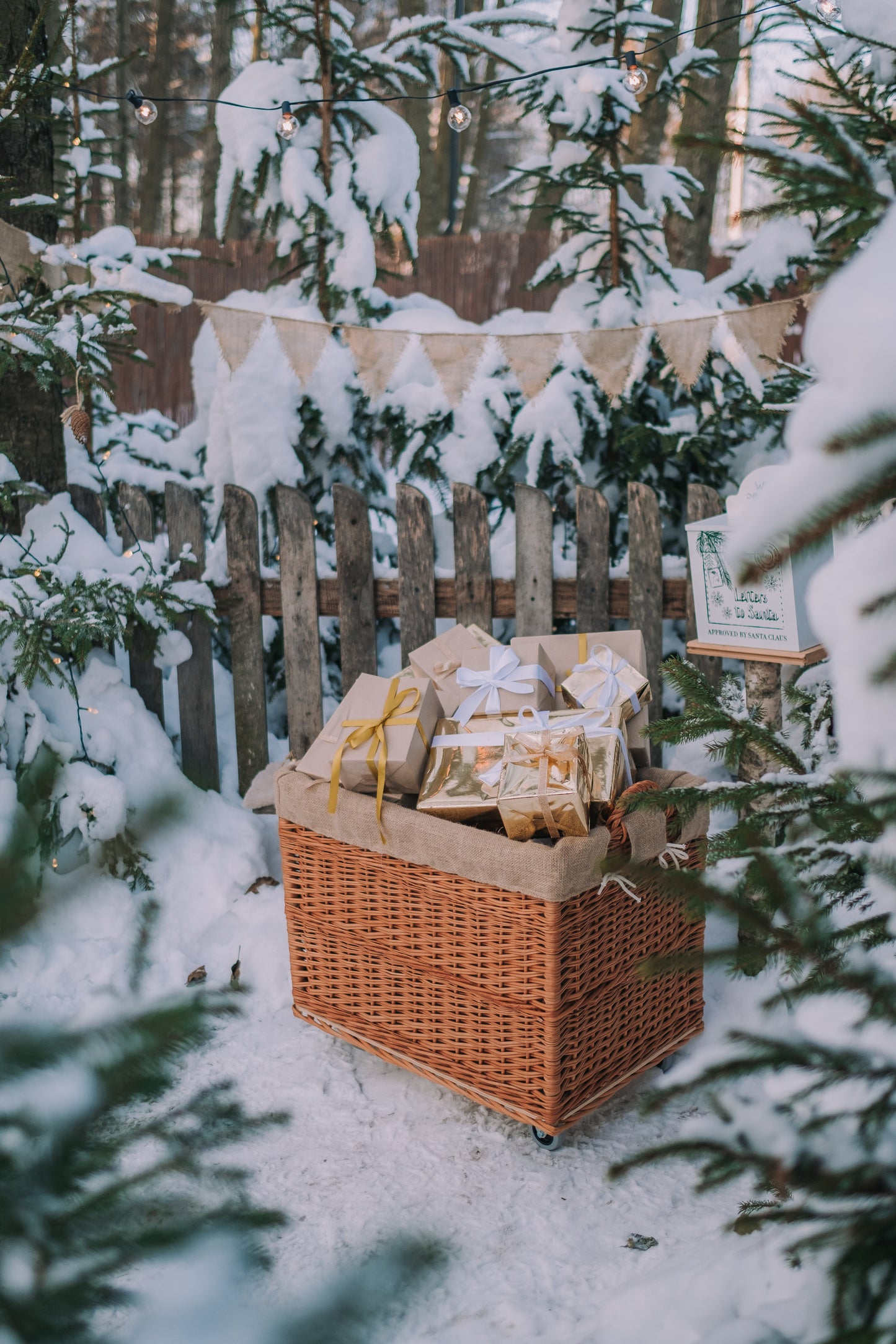 Salux ψάθινο καλάθι για τζάκι με επένδυση από λινάτσα και ροδάκια TheWickerStories