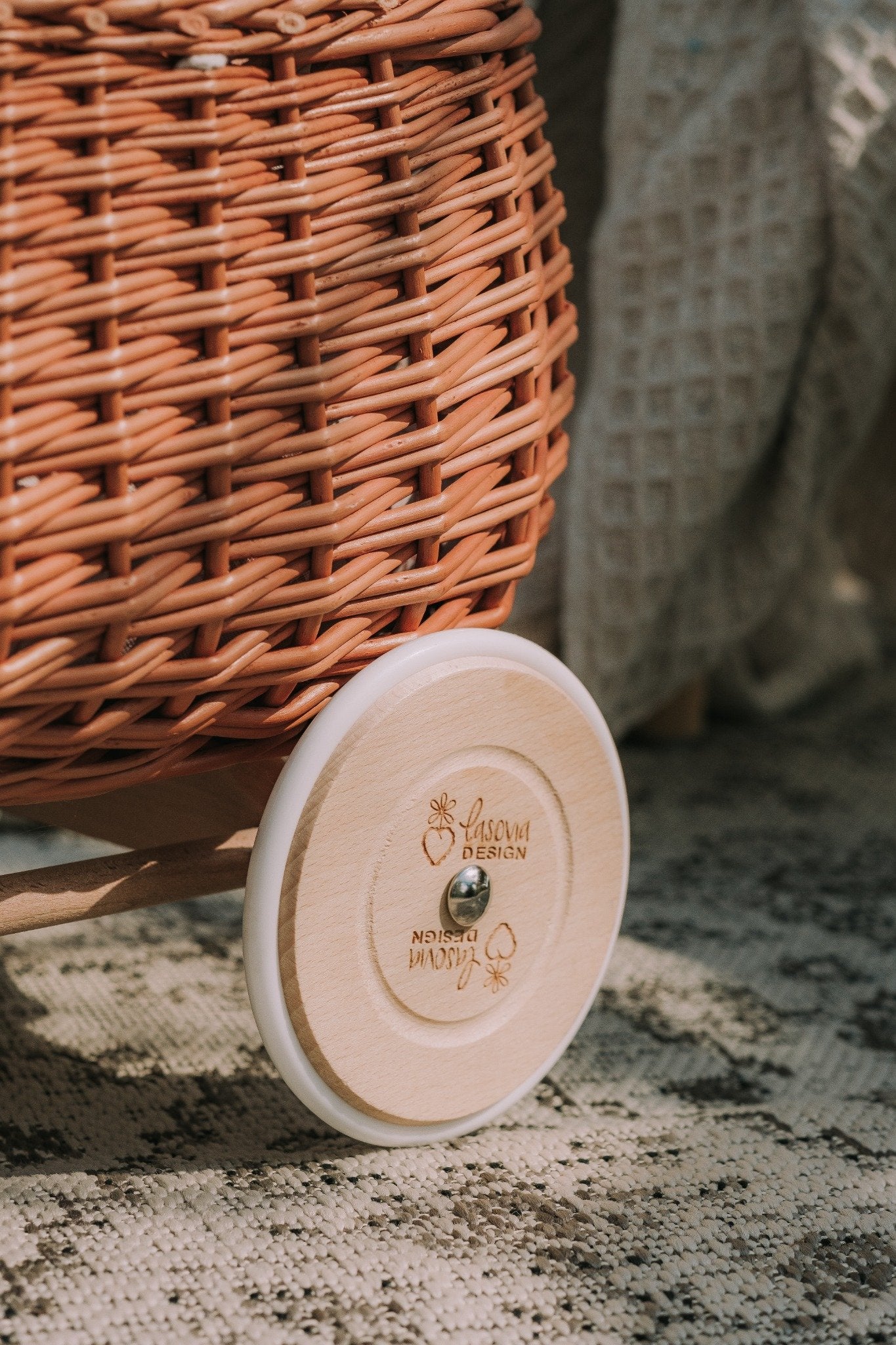 Luke carro de vímet per empènyar amb acabat crema, amb nansa i rodes TheWickerStories