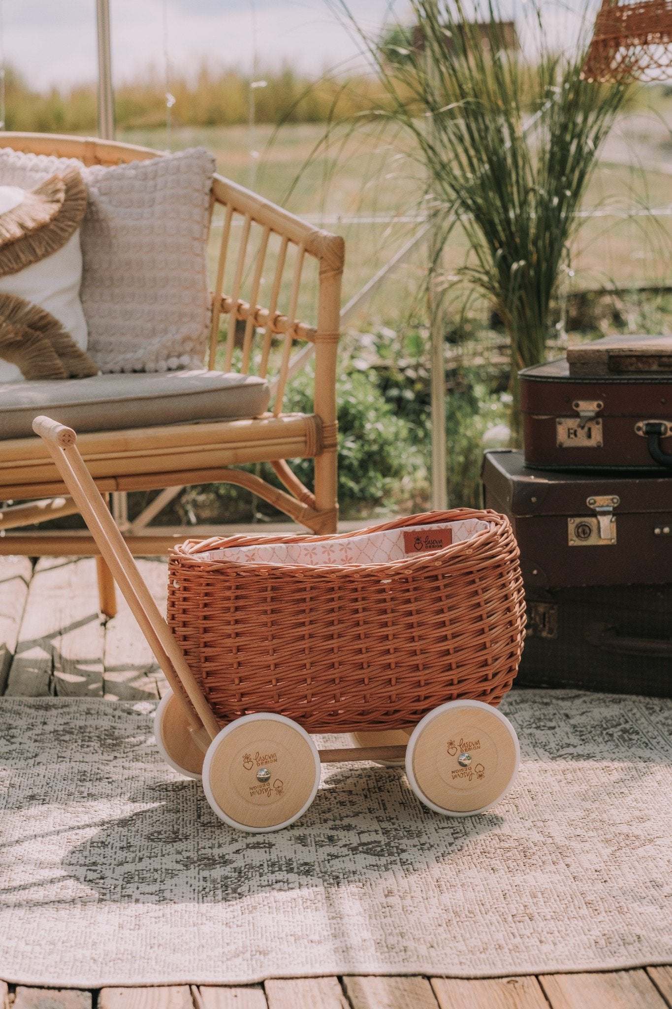 Luke carro de vímet per empènyar amb acabat crema, amb nansa i rodes TheWickerStories