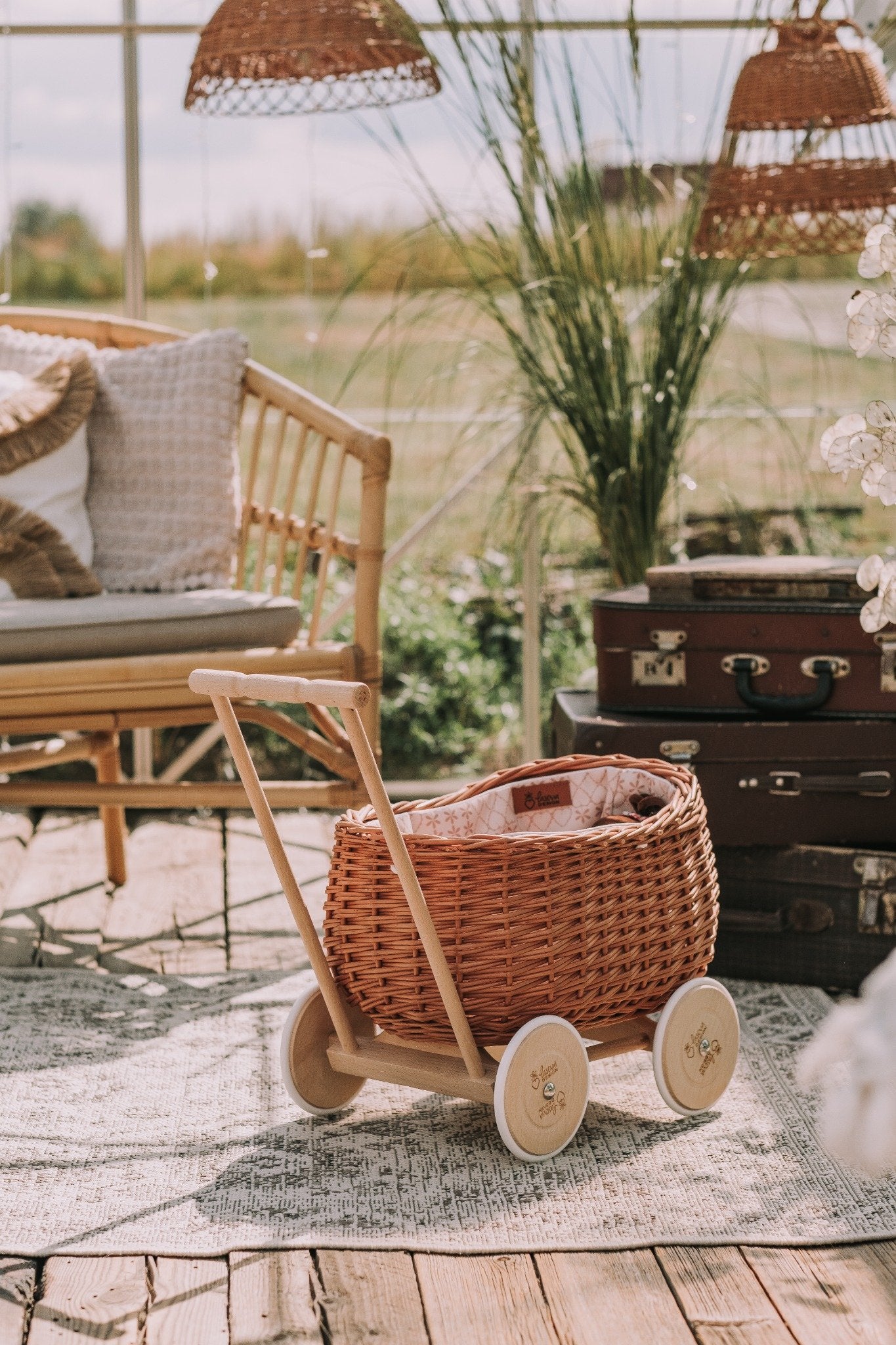 Luke carro de vímet per empènyar amb acabat crema, amb nansa i rodes TheWickerStories