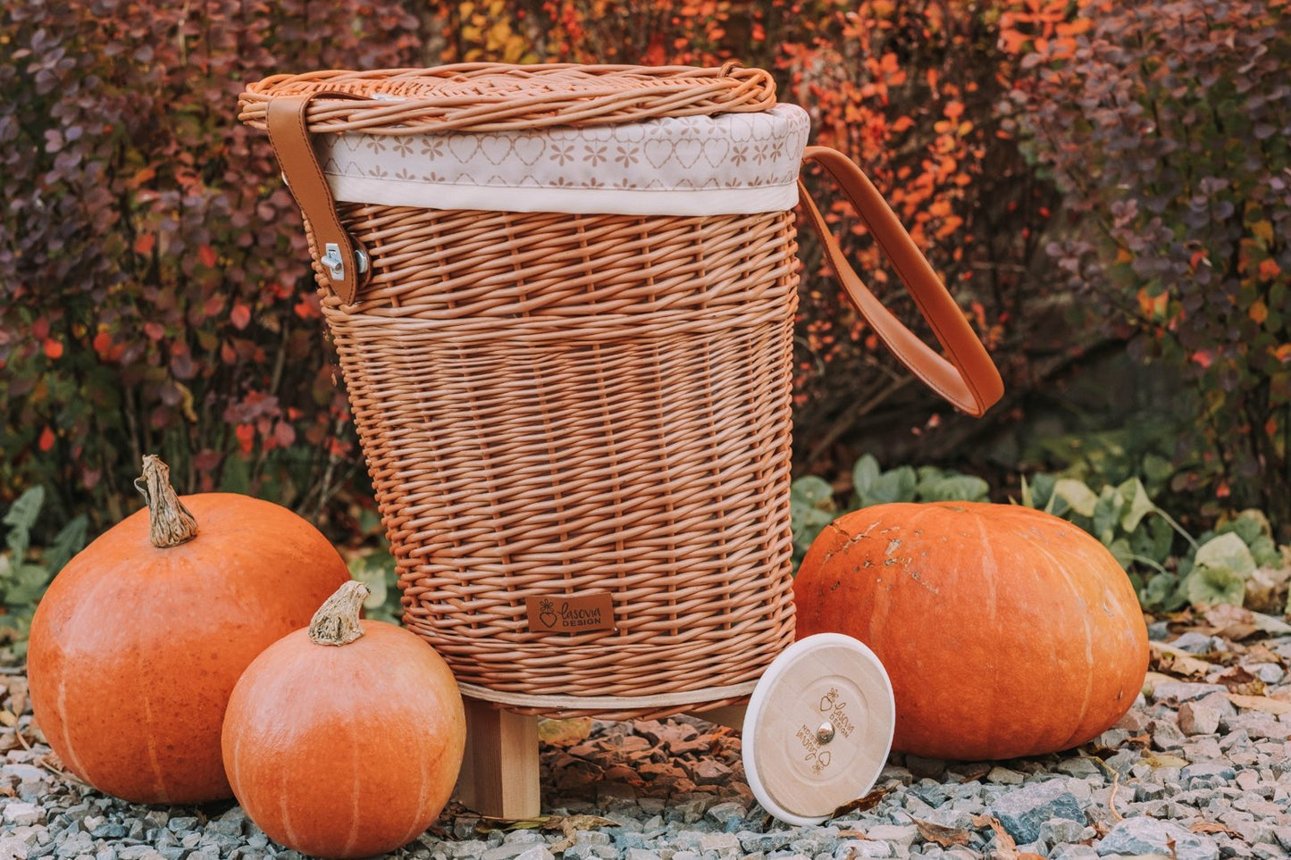 Celtis flettkurv på hjul med kremkant og stropper TheWickerStories