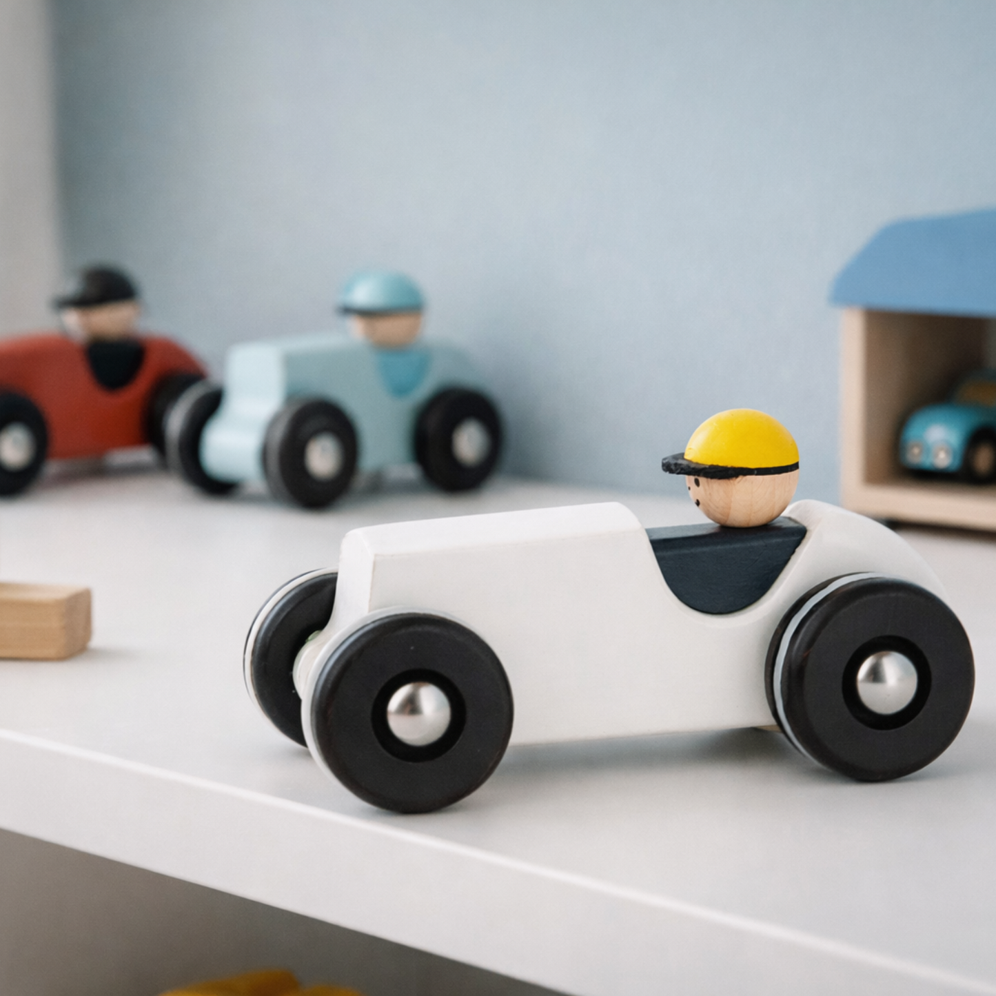 Plenus voiture rétro en bois avec conducteur – jouet pour enfants TheWickerStories