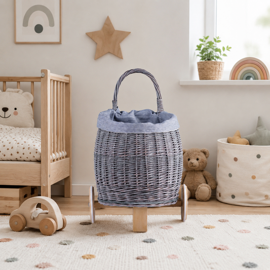 wiklinowy wózek pchacz dla lalek z niebieskim obszyciem, drewnianymi kołami i uchwytem